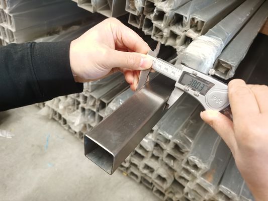 ASTM A479 ब्रश्ड स्टेनलेस स्टील स्क्वायर ट्यूब पॉलिश ब्राइट 0.6mm