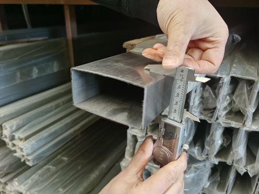 ASTM A479 ब्रश्ड स्टेनलेस स्टील स्क्वायर ट्यूब पॉलिश ब्राइट 0.6mm